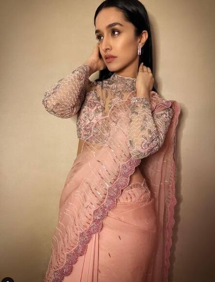 শ্রদ্ধা কপূরকে 'বিউটি উইথ ব্রেন' বলাই যেতে পারে। অভিনয়ের সঙ্গে সঙ্গে পড়াশোনাতেও দারুণ দক্ষ ছোটবেলা থেকেই। জানা যায়, দ্বাদশ শ্রেনীর পরীক্ষায় ৯৫ শতাংশ নম্বর পেয়েছিলেন 'আশিকি টু' অভিনেত্রী। তাঁর বাবা-মা-ও চেয়েছিলেন তিনি পড়শোনাকেই কেরিয়ার হিসেবে বেছে নিন। কিন্তু অভিনয়ের প্রতি টানের জন্য তিনি বলিউডে পা দেন।