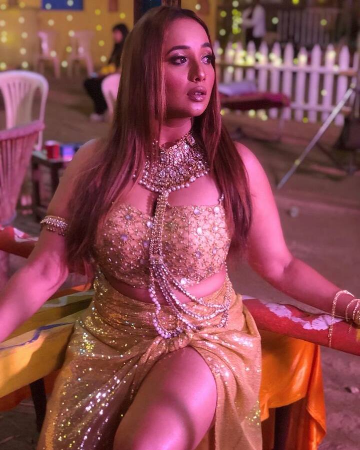 रानी चटर्जी ने गोल्डन कलर की ड्रेस में फोटोज शेयर की हैं. जिसमें वह पोज देती हुई नजर आ रही हैं.  रानी ने फोटोज शेयर करते हुए लिखा- मेरा पहला हिंदी सॉन्ग आ रहा है. मैं बहुत एक्साइटेड हूं दोस्तों. उसकी एक छोटी सी झलक शेयर कर रही हूं. भयानक गाना आ रहा है. (फोटो-सोशल मीडिया)