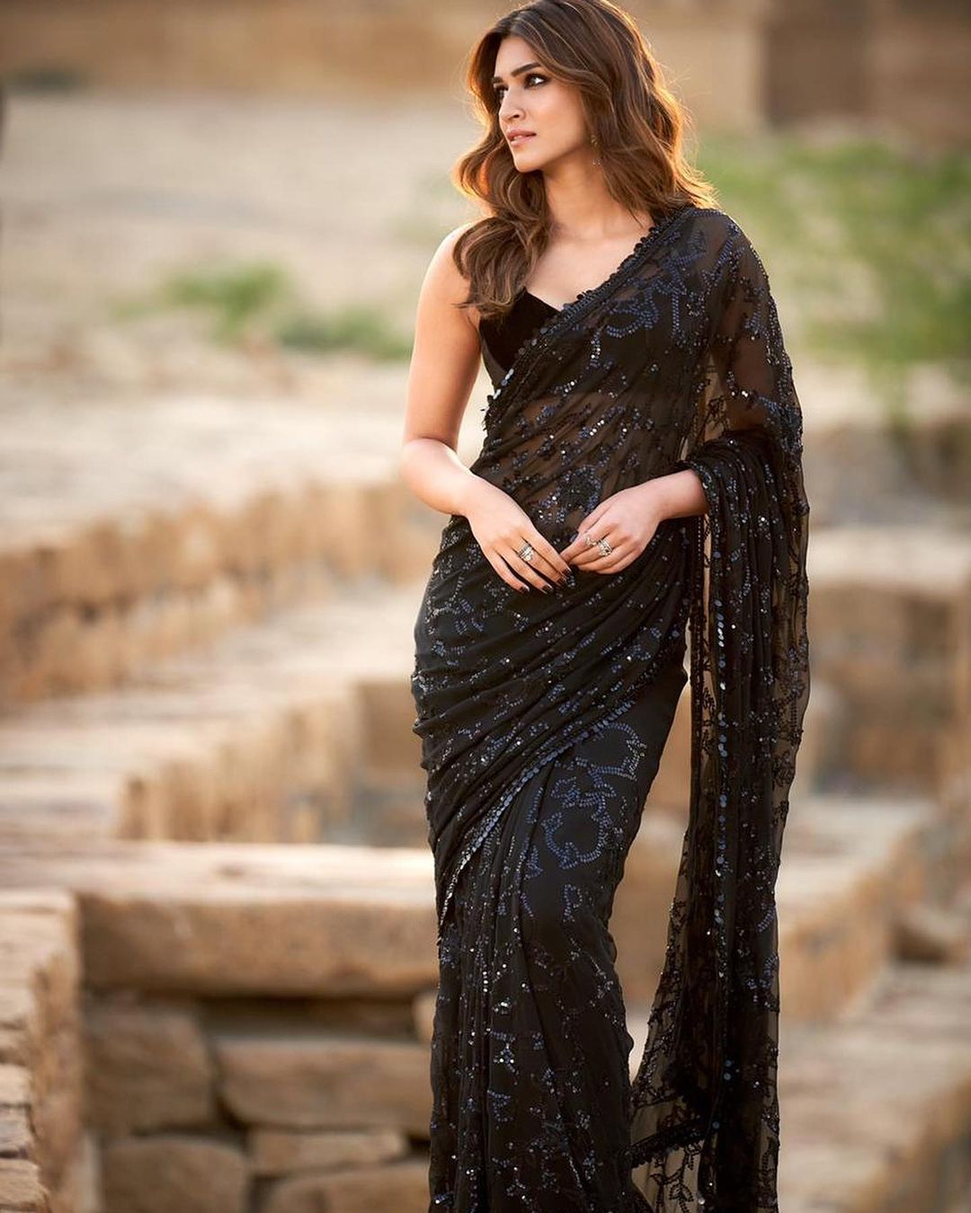 PICS Of Kriti Sanon Wearing Manish Malhotra's Ornate Black Saree Make Her  Fans Swoon!