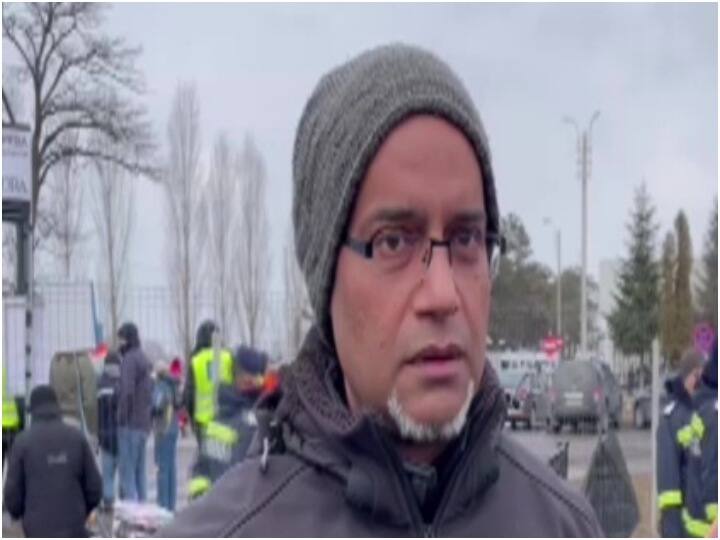 Russia Ukraine Conflict Raju Kashyap assisting Indian embassy at Siret Ukraine-Romania border Russia Ukraine War: संकट के बीच दिल्ली के राजू कश्यप रोमानिया में इस तरह कर रहे भारतीयों की मदद