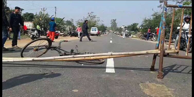 Bankura: Bicycle rider killed in lorry accident, road blockade in Bankura Bankura: লরির ধাক্কায় মৃত্যু সাইকেল আরোহীর, বাঁকুড়ায় পথ অবরোধ বিক্ষুব্ধ বাসিন্দাদের