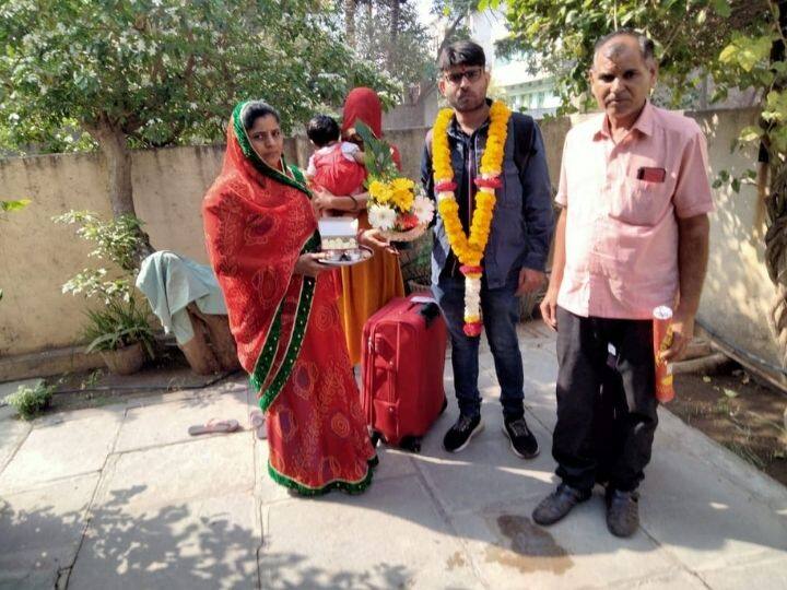 हंगेरीच्या सीमेवर आल्यानंतर प्रक्रिया पूर्ण करण्यासाठी मोठ-मोठ्या रांगा लागल्या होत्या. त्यामुळे तब्बल 17 तासानंतर भारतीय दुतासाकडे नौद पोहोचला. परंतु, तेवढा वेळ तो उपाशी होता.