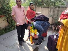 PHOTO : युक्रेनहून घरी परतलेल्या मुलाचे फटाके फोडून स्वागत