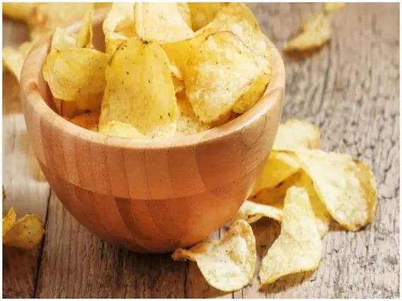चिप्स आणि नमकीन- चिप्स आणि नमकीन प्रत्येक घरात असतात. पण तुम्हाला माहित आहे का की अशा प्रकारच्या जेवणामुळे तुमचे वजन वाढते आणि अनेक समस्या निर्माण होतात