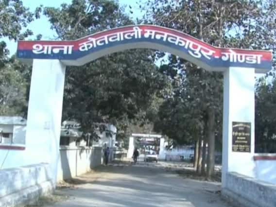 Gonda News: गोंडा पुलिस ने 3 शातिर चोरों को किया गिरफ्तार, चीनी मिल कर्मी के घर चोरी को दिया था अंजाम Gonda News: गोंडा पुलिस ने 3 शातिर चोरों को किया गिरफ्तार, चीनी मिल कर्मी के घर चोरी को दिया था अंजाम