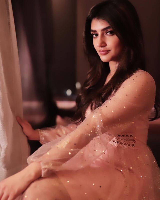 ఇదిలా ఉండగా.. ఈ బ్యూటీ సోషల్ మీడియాలో చాలా యాక్టివ్ గా ఉంటుంది. ఎప్పటికప్పుడు తన ఫొటోలను షేర్ చేస్తుంటుంది. (Photo Courtesy: Sreeleela Instagram)