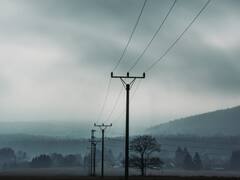 Dhanbad: 100 फीट ऊंचे बिजली के पोल पर इलेक्ट्रीशियन ने काटी रात, 130 किमी दूर से मंगानी पड़ी हाइड्रोलिक व्हीकल