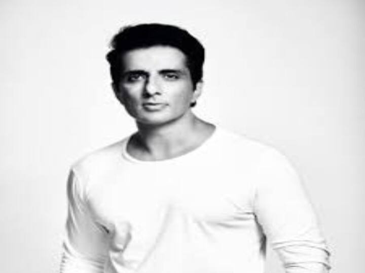 Russia Ukraine Crisis: Sonu Sood rescues Indian students from Ukraine, student praises Sonu Sood for helping Russia Ukraine Crisis: सोनू सूद ने यूक्रेन से भारतीय छात्रों को बचाया, छात्रा ने सहायता के लिए एक्टर की तारीफ की