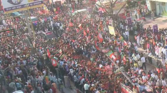 BJP समर्थकों से अटी पड़ी हैं बनारस की सड़कें | PM Modi Varanasi Roadshow | UP Election 2022