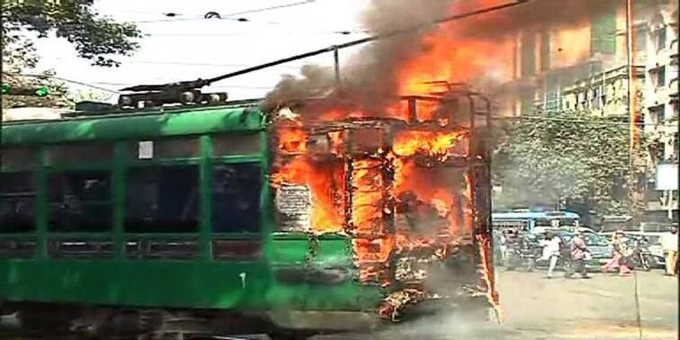 Kolkata Tram Fire: Muraripukur tram caught fire with passengers Kolkata Tram Fire: নোনাপুকুর ট্রাম ডিপোর কাছে যাত্রীবোঝাই চলন্ত ট্রামে আগুন