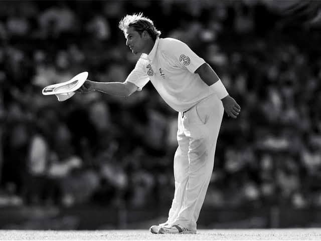 shane warne ball of  the century video viral after his demise his bowling trouble for all batsman  બોલ ઓફ ધ સેંચુરી ફેંકનાર એ ક્રિકેટર, જેના બોલ પર નાચતા બેટ્સમેન- જુઓ શેન વોર્નના એ ખાસ બોલનો વીડિયો