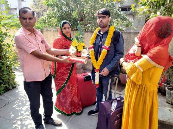 भारत सरकारकडून या विद्यार्थ्यांना मायदेशी परत आणण्यासाठी प्रयत्न सुरू आहेत. आतापर्यंत जवळपास दोन हजार पेक्षा जास्त विद्यार्थी युक्रेनहून मायदेशी परतले आहेत.