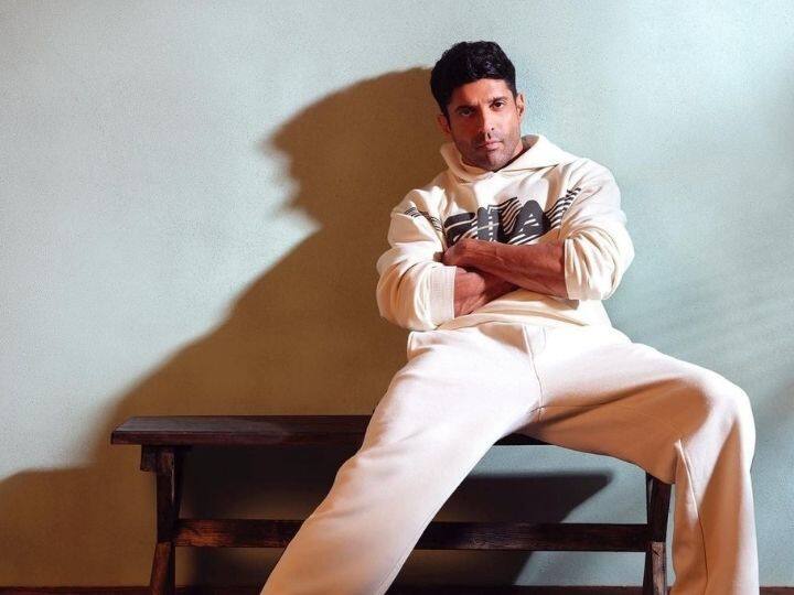 farhan akhtar net worth will blow your mind toofan actor have mumbai bandra bunglow to porsche car   Farhan Akhtar : कोट्यवधींचा बंगला ते दीड कोटींच्या सुपर लक्झरी कारचा मालक  आहे फरहान अख्तर