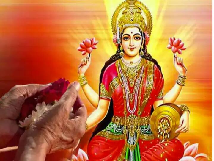 ਕਿਹਾ ਜਾਂਦਾ ਹੈ ਕਿ ਜਿੱਥੇ ਸਫ਼ਾਈ ਹੁੰਦੀ ਹੈ ,ਉੱਥੇ ਮਾਂ ਲਕਸ਼ਮੀ ਦਾ ਵਾਸ ਹੁੰਦਾ ਹੈ। ਇਸ ਦੇ ਲਈ ਘਰ ਨੂੰ ਪੂਰੀ ਤਰ੍ਹਾਂ ਸਾਫ ਰੱਖੋ। ਘਰ ਵਿੱਚ ਕਿਤੇ ਵੀ ਮੱਕੜੀ ਦਾ ਜਾਲਾ ਆਦਿ ਨਹੀਂ ਹੋਣਾ ਚਾਹੀਦਾ।