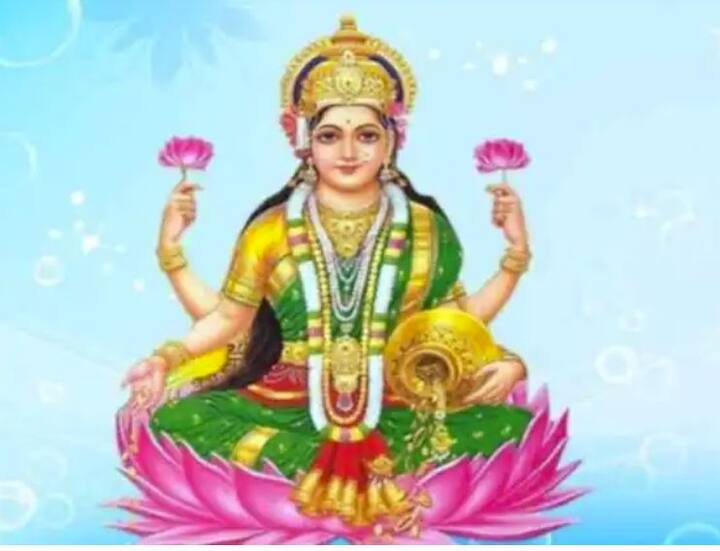 ਮਾਂ ਲਕਸ਼ਮੀ ਦੇ ਨਾਲ ਗਣੇਸ਼ ਜੀ ਦੀ ਵੀ ਪੂਜਾ ਕੀਤੀ ਜਾਂਦੀ ਹੈ। ਇਸ ਲਈ ਘਰ ਦੇ ਮੰਦਰ 'ਚ ਦੋਹਾਂ ਦੀ ਮੂਰਤੀ ਉੱਤਰ ਦਿਸ਼ਾ 'ਚ ਸਥਾਪਿਤ ਕਰਨੀ ਚਾਹੀਦੀ ਹੈ ਤੇ ਮਾਂ ਲਕਸ਼ਮੀ ਦੀ ਮੂਰਤੀ ਨੂੰ ਭਗਵਾਨ ਗਣੇਸ਼ ਦੇ ਸੱਜੇ ਪਾਸੇ ਲਗਾਉਣਾ ਚਾਹੀਦਾ ਹੈ।