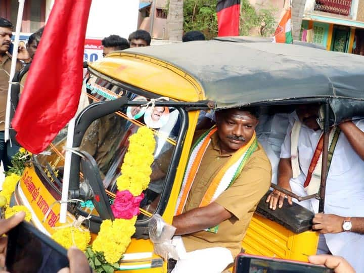 Kumbakonam Mayor saravanan arrived to ceremony commutted by auto in uniform காக்கி சட்டையுடன் ஆட்டோ ஒட்டி வந்து, மேயர் பதவியை ஏற்றுக்கொண்ட காங்கிரஸ் சரவணன்