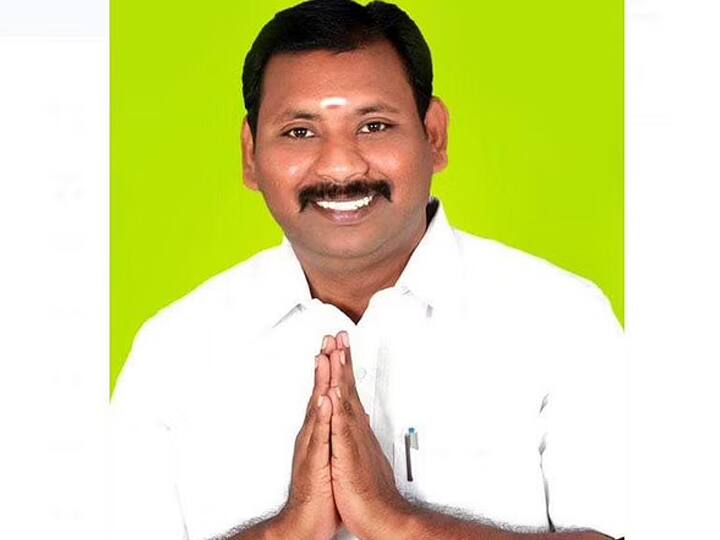 The AIADMK took over the post of mayor with the support of AIADMK members. தேனி : பேரூராட்சித் தலைவர் பதவியை அதிமுகவின் உறுப்பினர்கள் ஆதரவுடன் அமமுக கைப்பற்றியது.