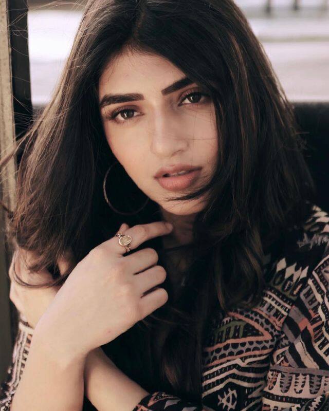 ముందుగా రవితేజ నటిస్తోన్న 'ధమాకా' సినిమాలో శ్రీలీలను హీరోయిన్ గా తీసుకున్నారు.(Photo Courtesy: Sreeleela Instagram)