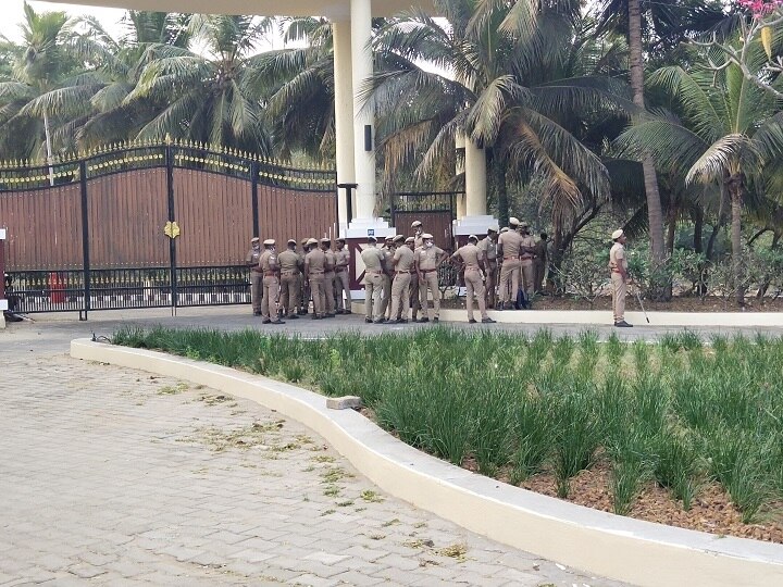 மறைமுகத் தேர்தலில் கூவத்தூர் பார்முலா?- போலீஸ் காலில் விழுந்து திமுக கவுன்சிலர்கள் கதறல்