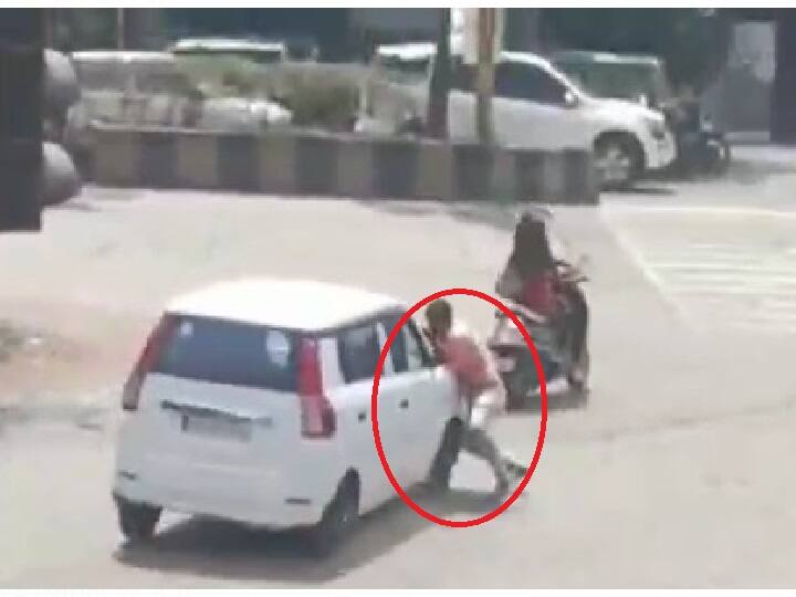 Kalyan Crime News Argument between two young men in square over love affair One drove another by car shocking video goes viral Maharashtra Crime Maharashtra Kalyan Crime News : प्रेमाचा त्रिकोण, चौकात वाद; एकानं दुसऱ्याला कारनं फरफटत नेलं, धक्कादायक व्हिडीओ व्हायरल