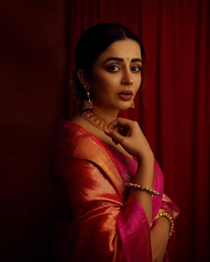 भाबीजी घर पर हैं शो में हो गई है एक और कलाकार की नई एंट्री, लेकिन इसी के साथ शो से एक कलाकार की विदाई भी हो गई है. हम बात कर रहे हैं शो के पॉपुलर किरदार अनीता भाभी की जिसे अब तक नेहा पेंडसे ही निभाती आई हैं. (फोटो – सोशल मीडिया)