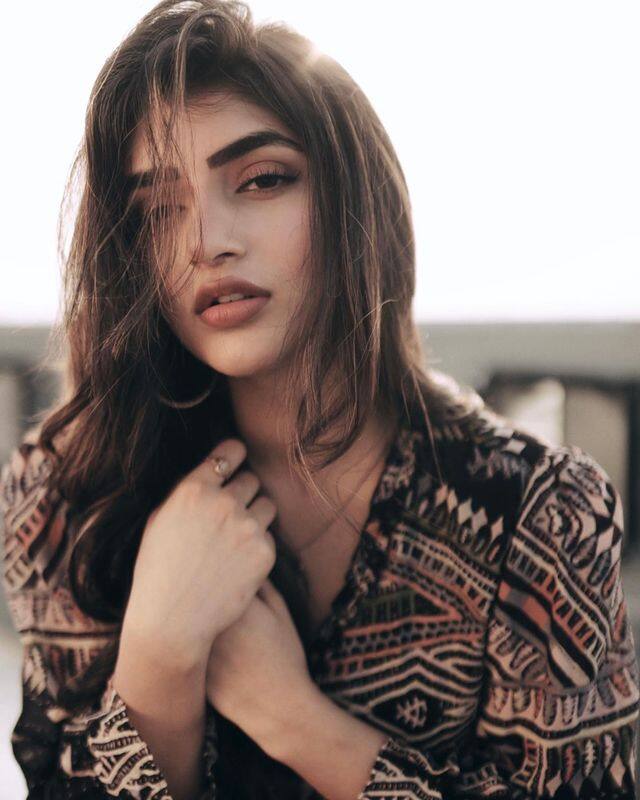 మోడల్ గా కెరీర్ ఆరంభించిన శ్రీలీల ఇటీవల 'పెళ్లి సందడి' సినిమాతో ప్రేక్షకుల ముందుకు వచ్చింది. (Photo Courtesy: Sreeleela Instagram)