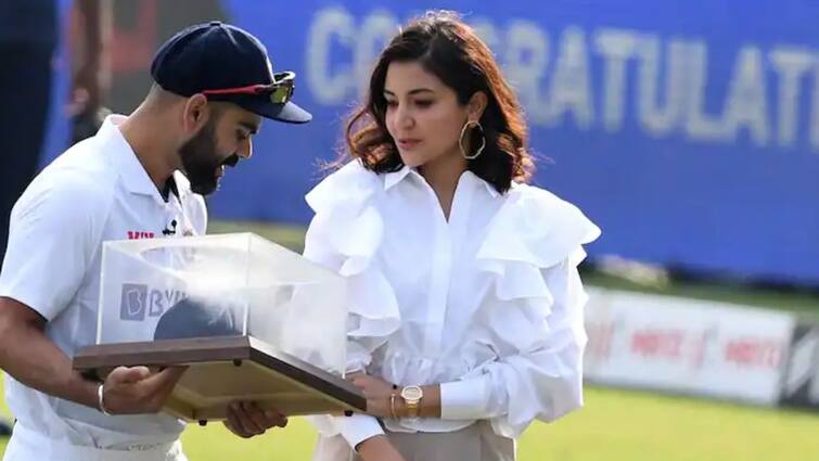 Virat Kohli 100th Test Match IND vs SL: Virat Kohli Gets His 100th Test Cap From Coach Dravid As Anushka Sharma Stands Next To Him In Awe Virat Kohli 100th Test: কোচ দ্রাবিড়ের হাত থেকে শততম টেস্ট ক্যাপ নিলেন কোহলি ,পাশে ছিলেন অনুষ্কা