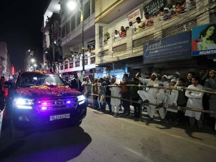 Watch: वाराणसी में रोड शो के बाद चाय के स्टॉल पर पीएम मोदी ने ली चुस्की, वीडियो वायरल