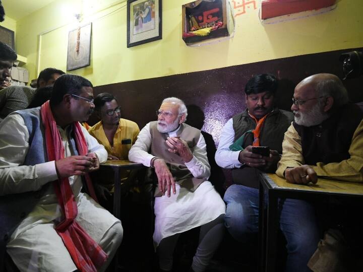 WATCH PM Narendra Modi enjoys chai at a tea stall during his roadshow in his parliamentary constituency Varanasi UP Elections 2022 Watch: वाराणसी में रोड शो के बाद चाय के स्टॉल पर पीएम मोदी ने ली चुस्की, वीडियो वायरल