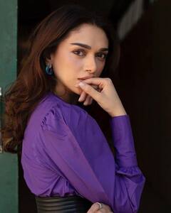 Actress Aditi rao : நீலவானம் நீயும் நானும்... நடிகை அதிதி ராவ் அசத்தல் க்ளிக்ஸ்!