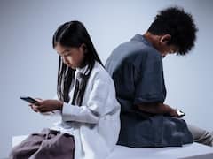 Screen Time: ఏ వయసు పిల్లలు ఎంతసేపు స్క్రీన్ చూడొచ్చు? అతిగా స్క్రీన్ చూడడం వల్ల వచ్చే ప్రమాదమేంటి?