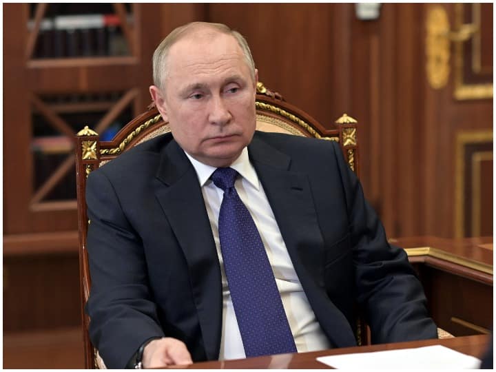 Putin Signs Law To Keep Foreign News Outlets From Spreading Reporting Blocks Facebook And Twitter Russia: Foreign News Channels Suspend Operations After Moscow's Stricter Media Rules Against 'Fake News'