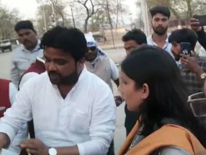 UP Assembly Election 2022 VVPAT slips found behind strong room in Basti ANN UP Election 2022: बस्ती में स्ट्रॉन्ग रूम के पीछे वीवीपैट की पर्चियां मिलने से मचा हड़कंप, एसडीएम ने दी ये जानकारी