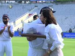 Kohli 100 Test Match: అనుష్క బుగ్గలను ముద్దాడి - 100 టెస్టు గిఫ్ట్‌ అందుకొని మురిసిన కోహ్లీ