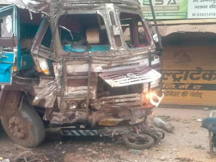 Durg Chhattisgarh Mohan Nagar police station Four including three youths died in road accident ANN Durg News: बाइक को चपेट में लेकर फ्लाई ओवर के नीचे खड़ी पिकअप पर गिरा ट्रक, तीन युवकों समेत चार की दर्दनाक मौत