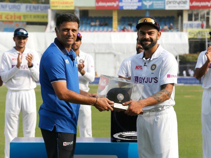 Virat kohli got 100th test cap rahul dravid ind vs sl mohali श्रीलंका के खिलाफ मैच से पहले कोच द्रविड़ ने किया कोहली का सम्मान, 100वें टेस्ट के लिए दी टीम इंडिया की कैप