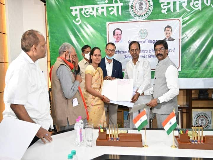 Telangana CM KCR Hands Over Cheques To Families Of Galwan Martyrs In Ranchi Telangana CM KCR Hands Over Cheques To Families Of Galwan Martyrs In Ranchi