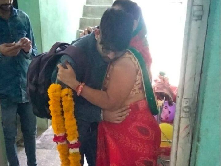 मेडिकलच्या शिक्षणासाठी युक्रेनला गेलेला बीडमधील माजलगांव येथील नौद अनिलकुमार हा विद्यार्थी काल आपल्य गावी परतला. नौद गावी परतल्यानंतर गावात फटाके फोडून त्याचे स्वागत करण्यात आले.