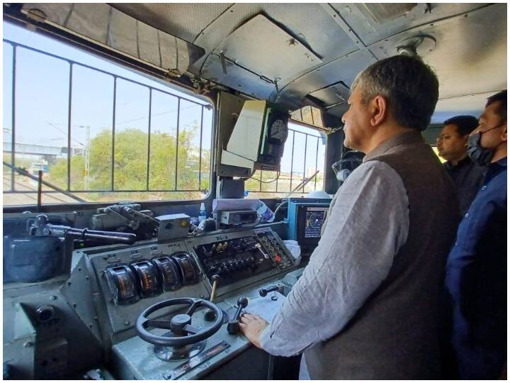 रेलवे ने किया एंटी ट्रेन कोलिजन सिस्टम ‘कवच’ का सफल परीक्षण, 160 किलोमीटर की रफ्तार तक सुरक्षा देने में है प्रभावी Railways successfully test fired anti train collision system Kavach effective in providing security upto 160 KM ann रेलवे ने किया एंटी ट्रेन कोलिजन सिस्टम ‘कवच’ का सफल परीक्षण, 160 किलोमीटर की रफ्तार तक सुरक्षा देने में है प्रभावी