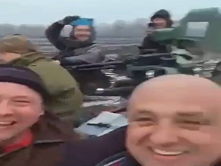 Ukraine Russia War Video of Ukrainian civilians surfaced in the midst of war Russian Tank Watch: युद्ध के बीच सामने आया यूक्रेनी नागरिकों का वीडियो, रूसी टैंक पर कब्जा कर मना रहे हैं जश्न