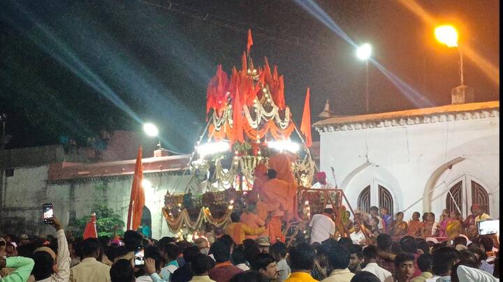 महाशिवरात्रीच्या नंतर चंद्रोदयाच्या दिवशी आठवे ज्योतिर्लिंग असलेल्या औंढा नागनाथ मंदिरामध्ये काल रात्री रथोत्सव सोहळा पार पडला.