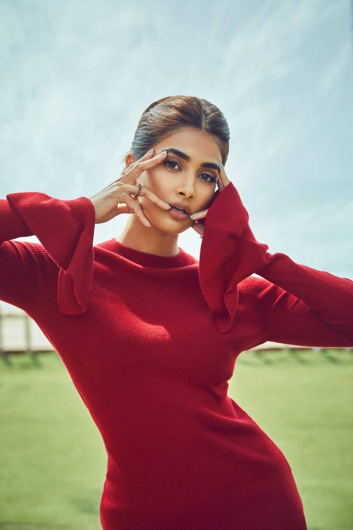 ప్రస్తుతం ఈ ఫొటోలు సోషల్ మీడియాలో వైరల్ అవుతున్నాయి. (Courtesy: Pooja Hegde Instagram)