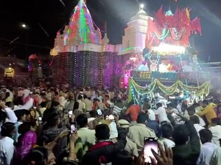 या रथोत्सवाचे हे दृश्य डोळ्यांमध्ये कैद करण्यासाठी मोठ्या प्रमाणामध्ये नागनाथ भक्त हे औंढा नागनाथ मंदिरामध्ये दाखल झाले होते.