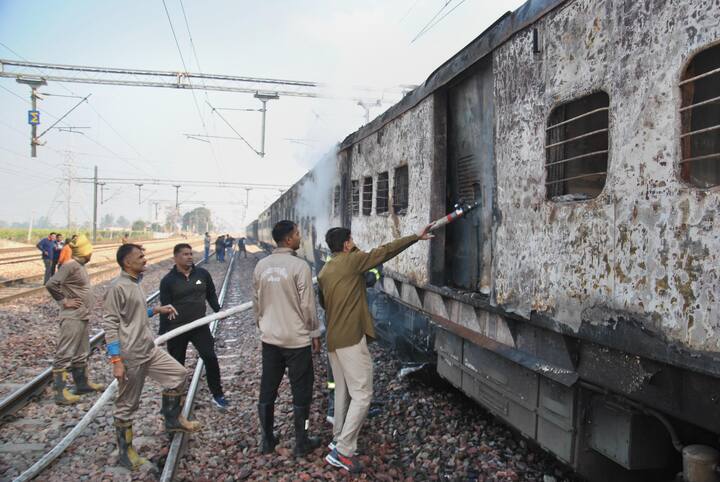आर.पी.शर्मा ने बताया कि दमकल विभाग को सूचना दी गई और रेलवे स्टेशन के कर्मचारियों ने यात्रियों की सहायता से दोनों डिब्बों को रेल के इंजन से अलग किया.