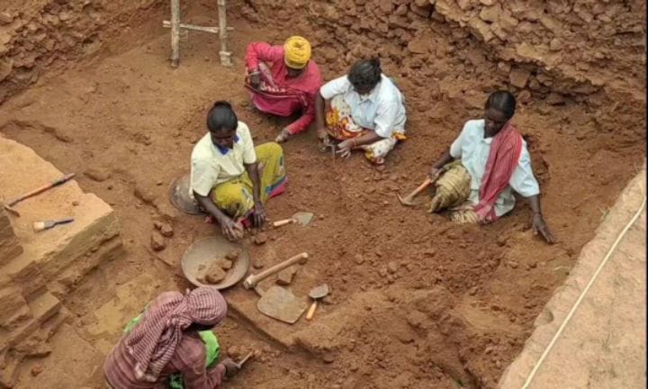 கங்கை கொண்ட சோழபுரம் அகழாய்வில் அரண்மனை சுற்றுச்சுவர்கள், தங்க காப்பு கண்டுபிடிப்பு