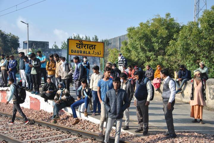 घटना के बाद रेल यातायात रोक दिया गया था, जो कि फिलहाल चालू कर दिया गया है.  स्टेशन अधीक्षक ने बताया कि अभी आग लगने के कारणों की जांच की जा रही है.