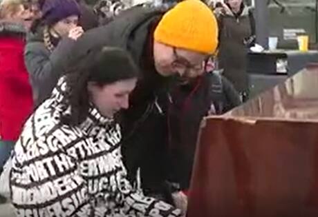 ABP in Ukraine:Piano during War: ప్రజల్లో Positivity నింపేందుకు యువకుడి ప్రయత్నం|Russia Ukraine War