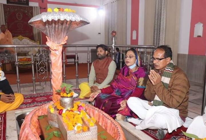 सासंद बनने के बाद शिवराज सिंह ने 6 मई 1922 को साधना के साथ सात फेरे लिए थे. साधना गोंदिया के मतानी परिवार से हैं. शिवराज और साधना को दो बेटे हैं.