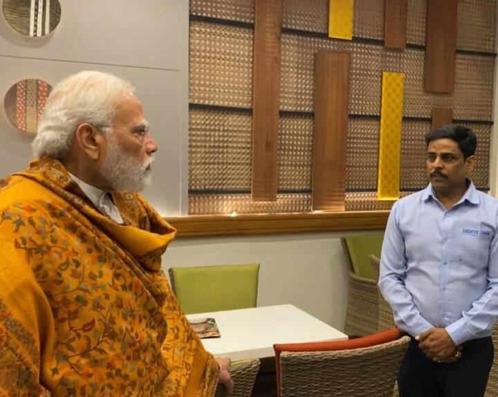 पीएम मोदी ने स्टेशन पर एग्जीक्यूटिव लाउंज में कर्मचारियों का हाल-चाल लिया और सुविधाओं के बारे में पूछा.