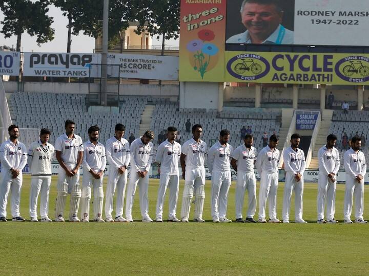 IND vs SL 1st Test Indian Sri Lankan cricketers observes silence for Rodney Marsh and Shane Warne Mohali Test: शेन वॉर्न और रॉडनी मार्श के सम्मान में एक मिनट तक पसरा रहा सन्नाटा, ब्लैक आर्मबैंड पहनकर खेल रहे हैं खिलाड़ी